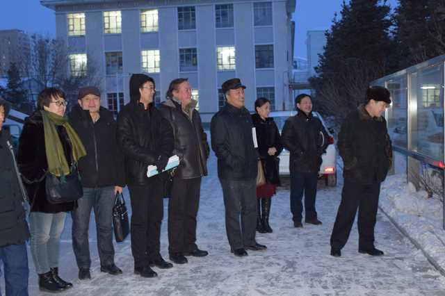 包书记携纪委委员观看党风廉政建设宣传栏