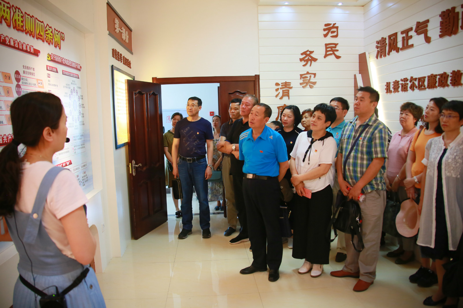 校纪委组织开展党风廉政建设和反腐败斗争宣传教育活动